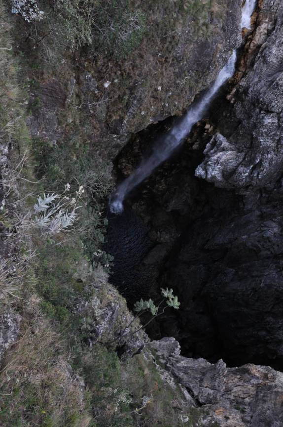 Água despenca em garganta na Chapada dos Veadeiros, região de Cavalcante - GO